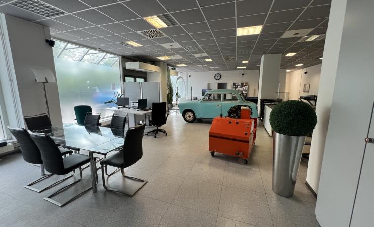 aktivierungsladen im beruflichen bildungswerk mit trabant zum schrauben billardtisch und dartscheibe zum spielen