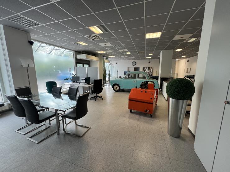 aktivierungsladen im beruflichen bildungswerk mit trabant zum schrauben billardtisch und dartscheibe zum spielen